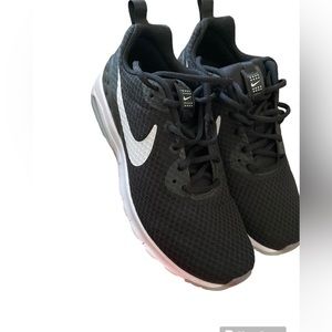 NWT Nike Air Max Motion LW